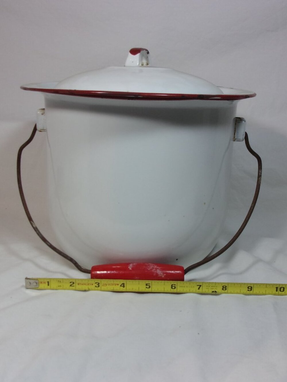 VINTAGE WHITE ENAMEL CHAMBER/STOCK POT RED TRIM WITH LID